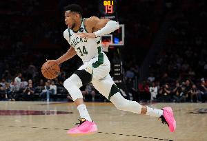 Shams：字母哥对雄鹿要求他赛季报销感到不满 双方又出现了分歧