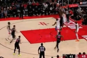 凶猛！热火奋力救球 阿德巴约持球转身暴起隔扣小贾巴里·史密斯