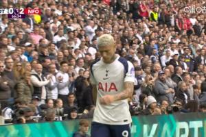 太沮丧了！热刺两球落后调整锋线，里沙利松下场怒摔绷带