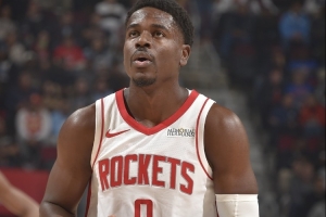 奇兵！阿隆·霍勒迪末节出场2记三分贡献8分 正负值+12