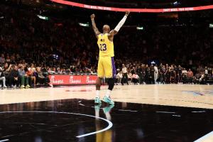 跨越21年！詹姆斯生涯第124次三双 距离其首次三双已过去7729天