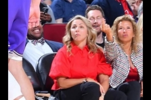 输不起啦？詹姆斯转发昨日火箭主场女球迷对东契奇竖中指照