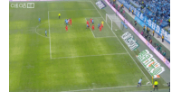 进球无效！马莱莱前点头球一蹭，阿奇姆彭脚后跟破门因越位被吹