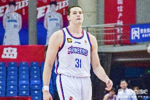 难阻失利！大卫·詹姆斯15中8拿到全队最高28分6板 三分10中6