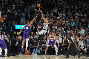 布克：最后本该贴文班更紧一点 但大概率会被吹犯规这种防守太难