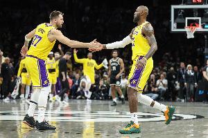 湖人没詹姆斯打得更好？老詹：这样写报纸更好卖 播客也更有流量