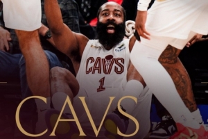 砍36+7+9带队赢球！骑士发布赢球海报：封面为哈登被队友拉起瞬间