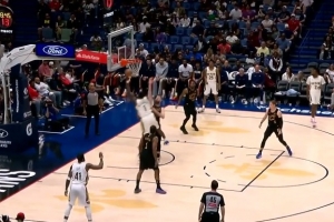 太猛了！锡安连续冲击篮筐个人独得9分 分差上双