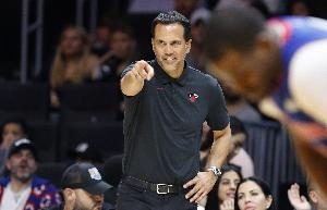 23-3打停火箭！火记：斯波太出色了 传统防守不行马上改区域联防