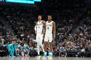 福克斯：我们最后布置好战术还讨论了 文班不慌不忙命中绝杀