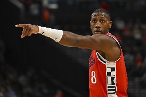 卢：邓恩小琼斯兢兢业业打球从不抱怨 对年轻人有很好地带动作用