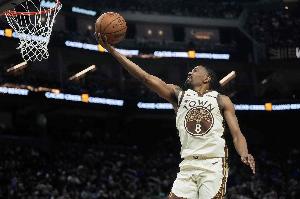 还是你比较稳！梅尔顿半场7中4拿到球队最高12分 其中三分3中2