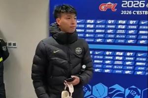 媒体人热议！王钰栋在混采区表现不耐烦，回答一个问题后匆匆离开