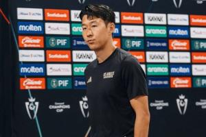 记者举例类比王钰栋：孙兴慜在混采区用英语耐心接受中国记者采访