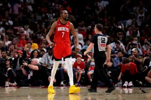 杜兰特：想要避免噪音就只能赢球 但黑子总会出现&就像蟑螂一样