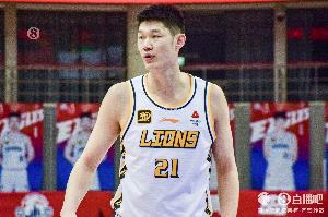 发挥一般！胡金秋半场出战14分钟6中2仅得4分3篮板