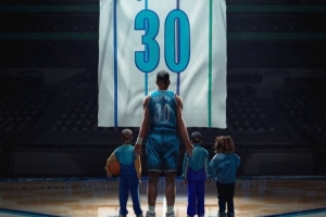 库里晒图祝贺老爸球衣退役：这位开创者的名字永远高悬于球馆上空