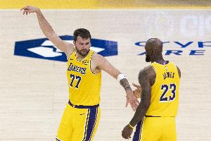 稳得离谱！湖人最近五场比赛全部出现关键时刻 豪取五连胜