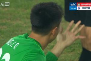 硬汉！三镇门将方镜淇小指脱位，队医现场复位后继续比赛+献神扑