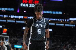 上一场缺阵！明天马刺战步行者 卡斯尔因右髋部紧张出战成疑