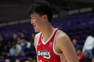 媒体人：杨瀚森调整速度算比较快的 需要适应对手顶下三路