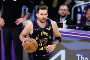 东契奇单场至少60分5抢断&历史第五人 比肩巴里/乔丹/艾弗森/哈登