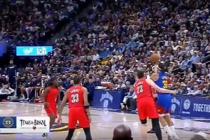 写意！阿隆·戈登拼到球权随即脑后妙传 约基奇篮下轻松上进