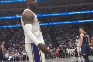 詹姆斯和球迷互动：我仍然能做到那些事情 是他们把我晾在了一边