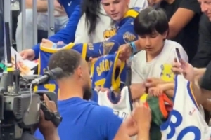 都不白来！库里赛前给球迷们签名 一群小学生翘首以盼